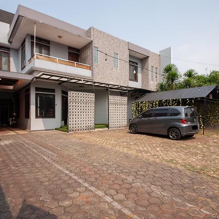 Reddoorz Plus Near Kelapa Dua Kebon Jeruk Giacarta Esterno foto
