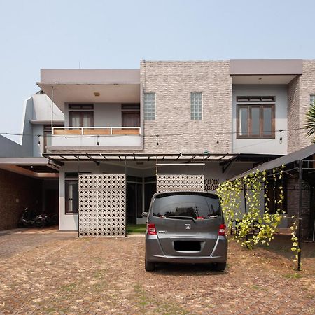 Reddoorz Plus Near Kelapa Dua Kebon Jeruk Giacarta Esterno foto