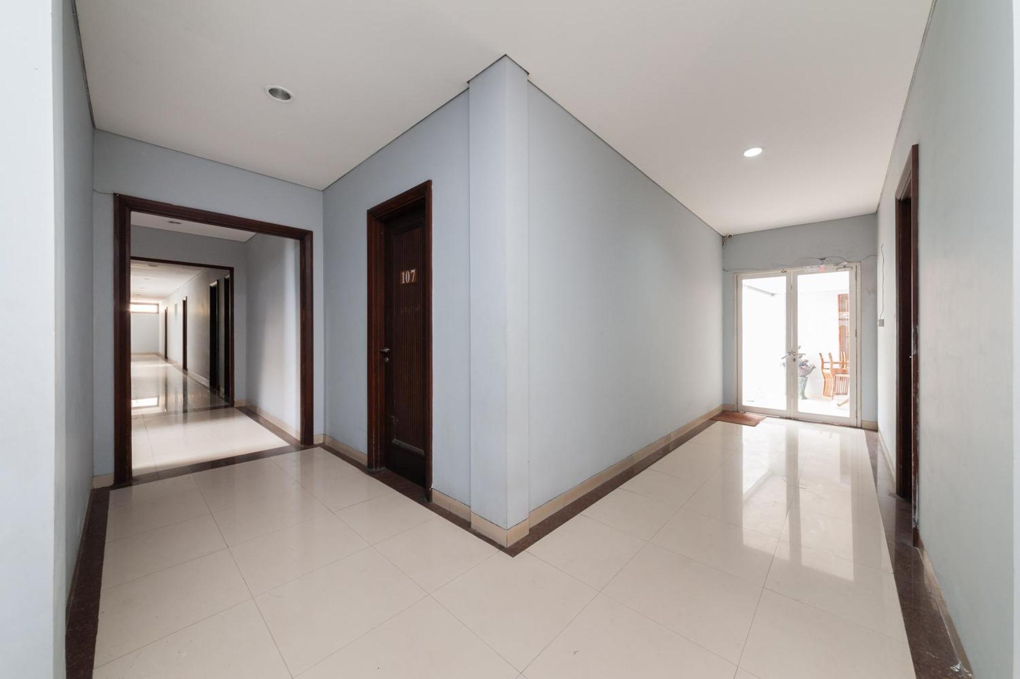 Reddoorz Plus Near Kelapa Dua Kebon Jeruk Giacarta Esterno foto