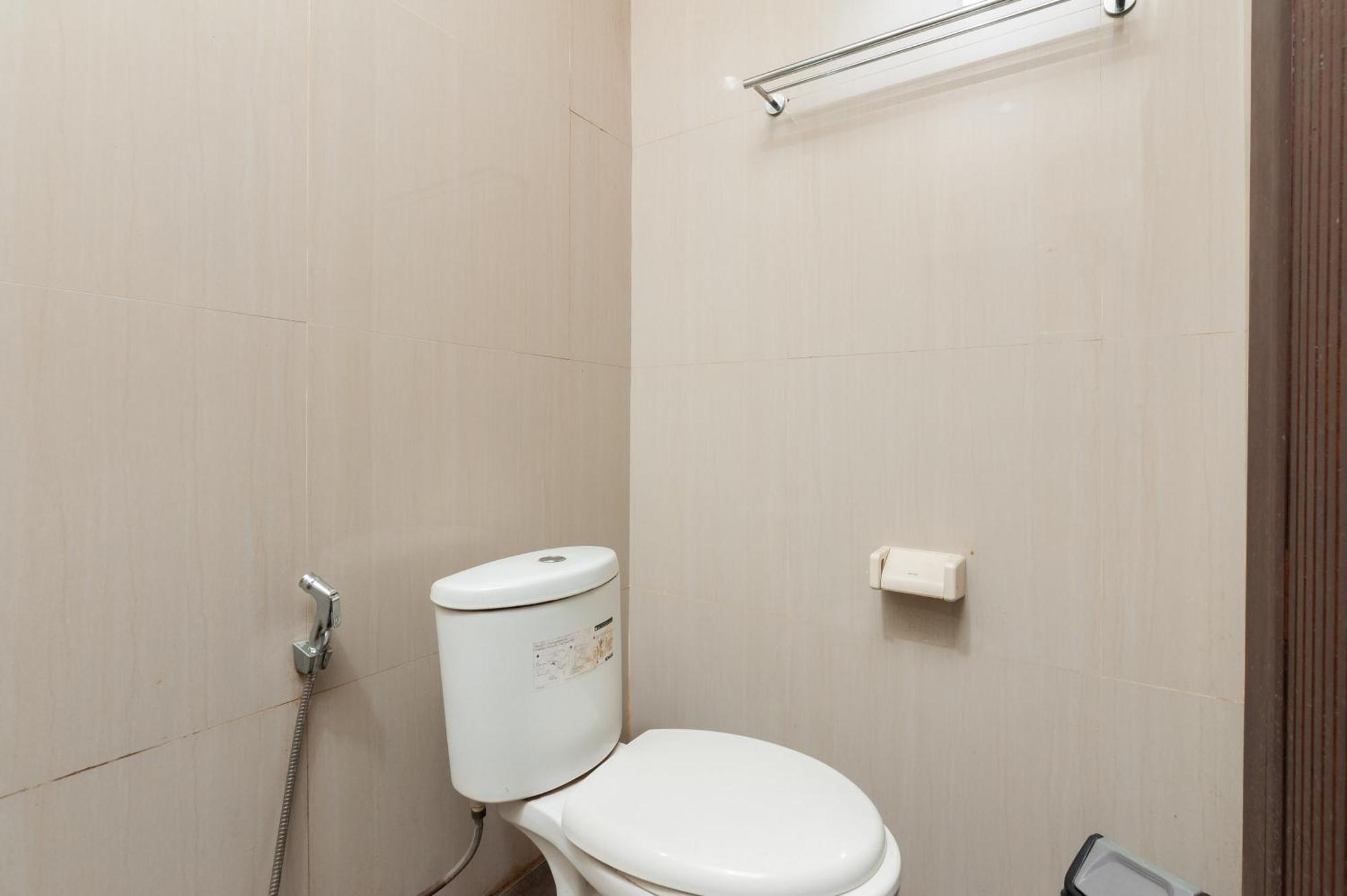Reddoorz Plus Near Kelapa Dua Kebon Jeruk Giacarta Esterno foto