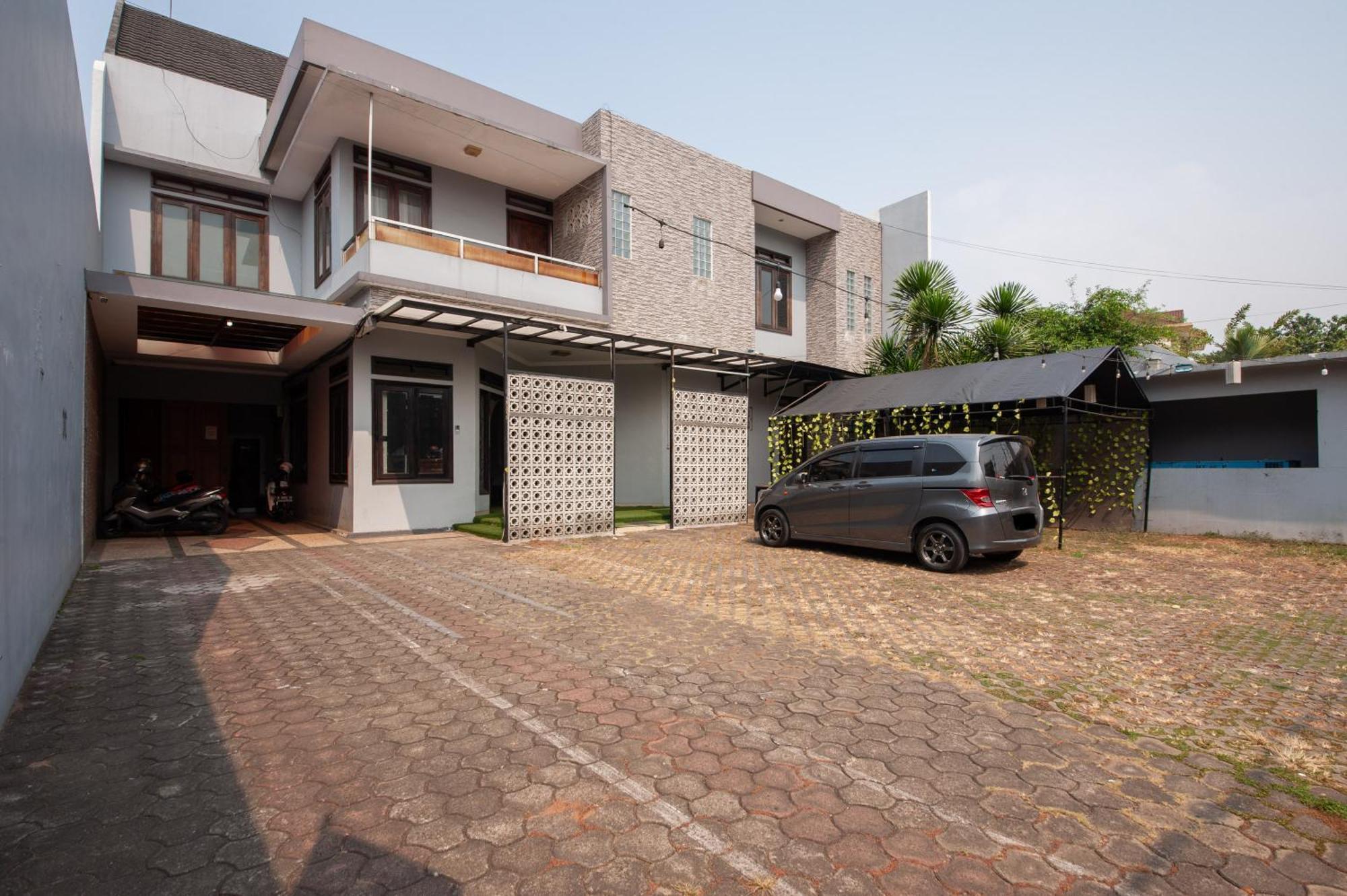 Reddoorz Plus Near Kelapa Dua Kebon Jeruk Giacarta Esterno foto