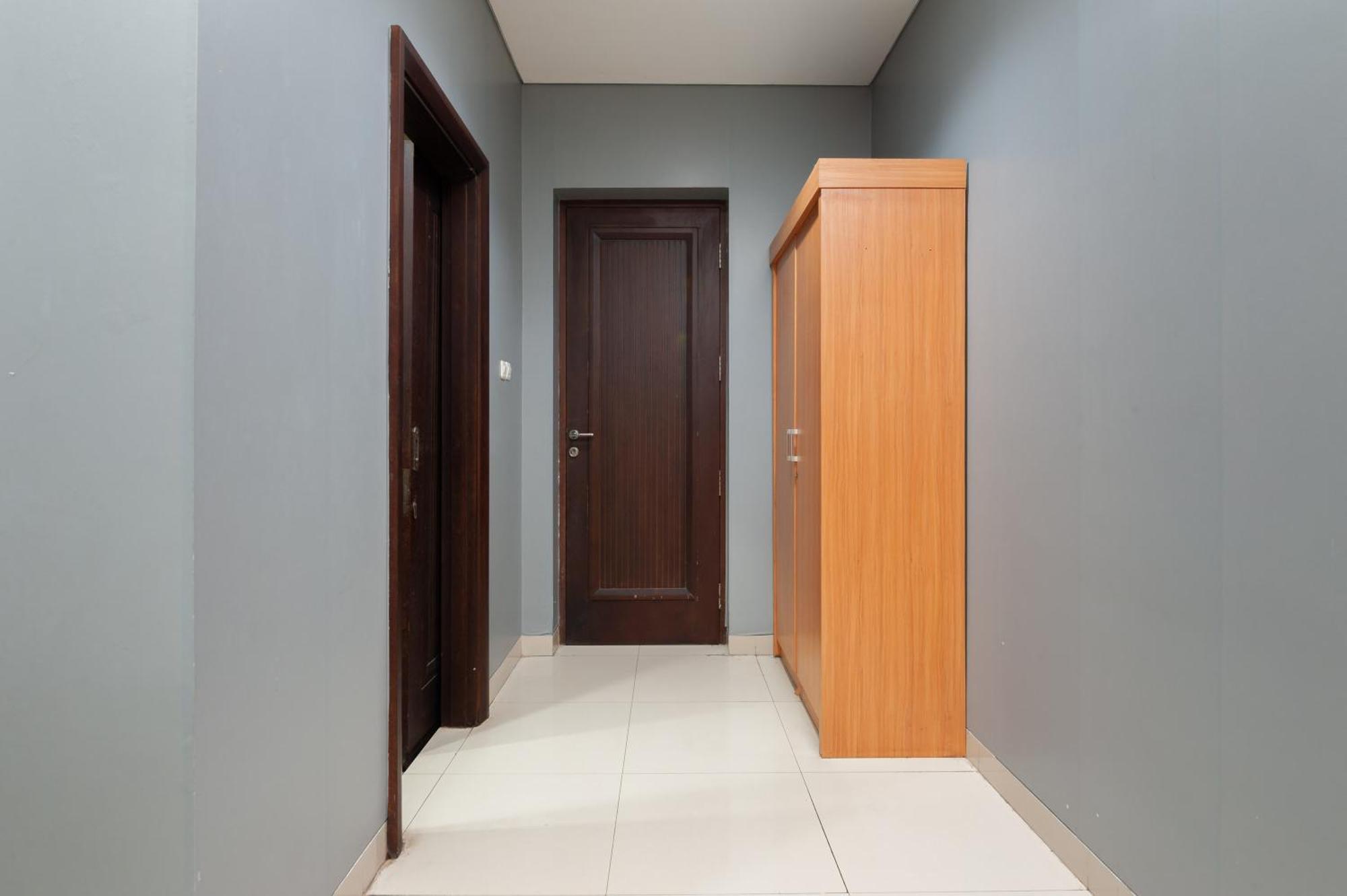 Reddoorz Plus Near Kelapa Dua Kebon Jeruk Giacarta Esterno foto