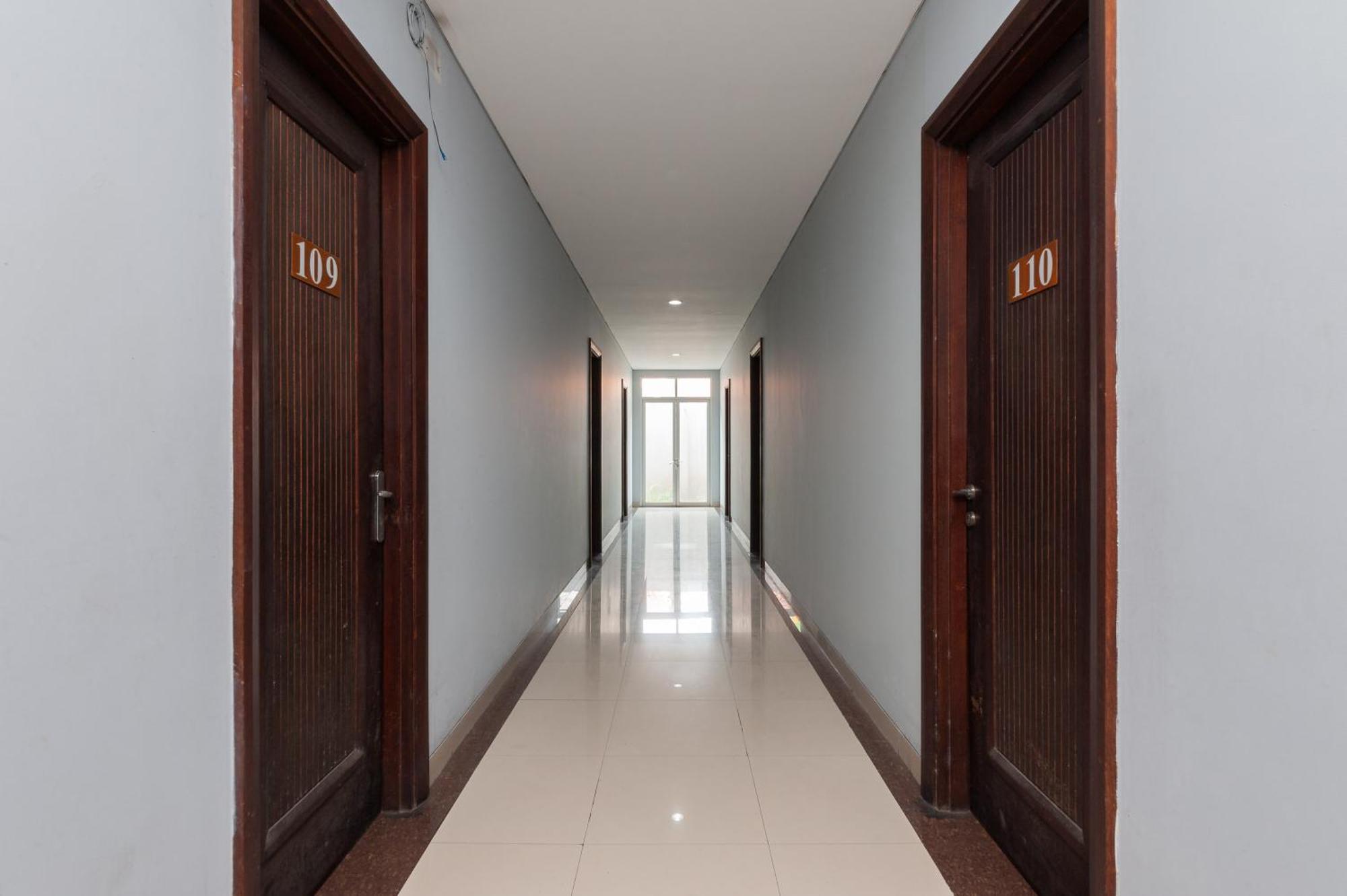Reddoorz Plus Near Kelapa Dua Kebon Jeruk Giacarta Esterno foto
