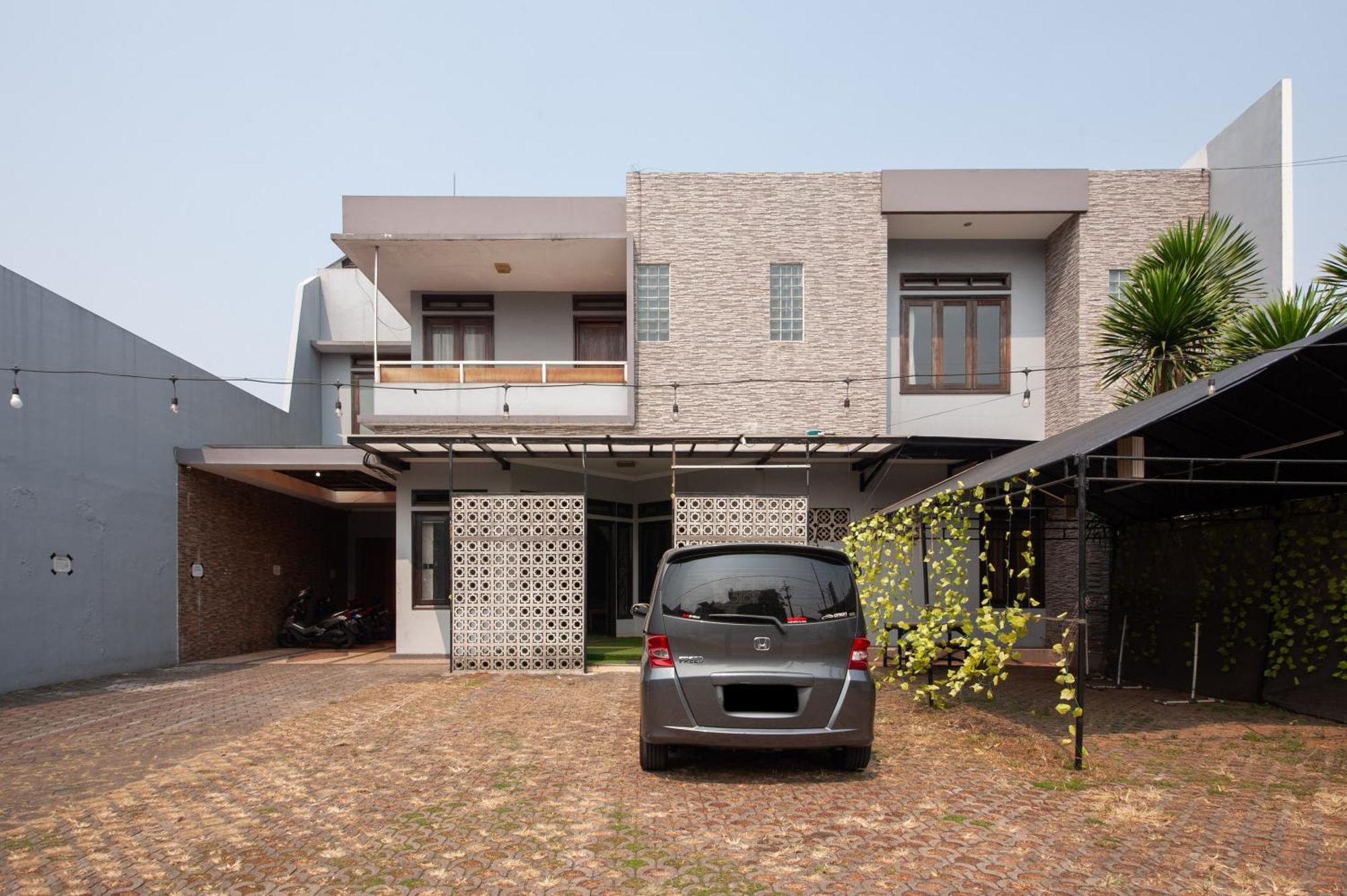Reddoorz Plus Near Kelapa Dua Kebon Jeruk Giacarta Esterno foto