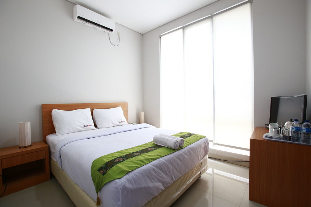 Reddoorz Plus Near Kelapa Dua Kebon Jeruk Giacarta Esterno foto