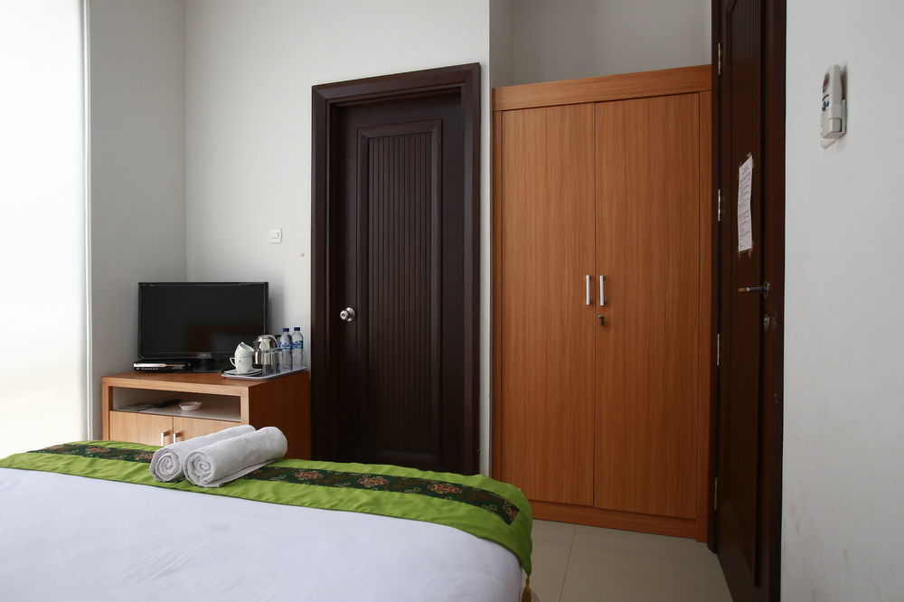Reddoorz Plus Near Kelapa Dua Kebon Jeruk Giacarta Esterno foto