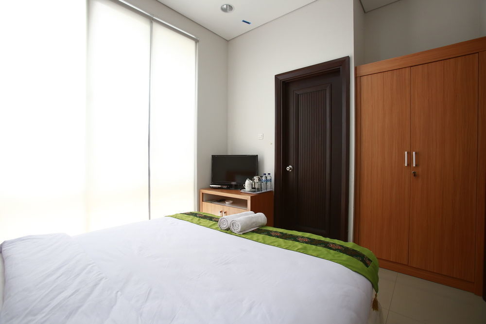 Reddoorz Plus Near Kelapa Dua Kebon Jeruk Giacarta Esterno foto