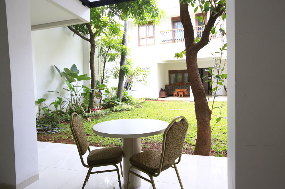 Reddoorz Plus Near Kelapa Dua Kebon Jeruk Giacarta Esterno foto