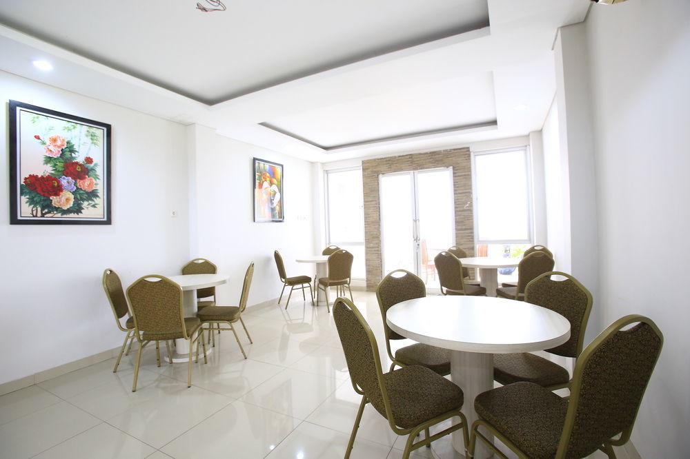 Reddoorz Plus Near Kelapa Dua Kebon Jeruk Giacarta Esterno foto