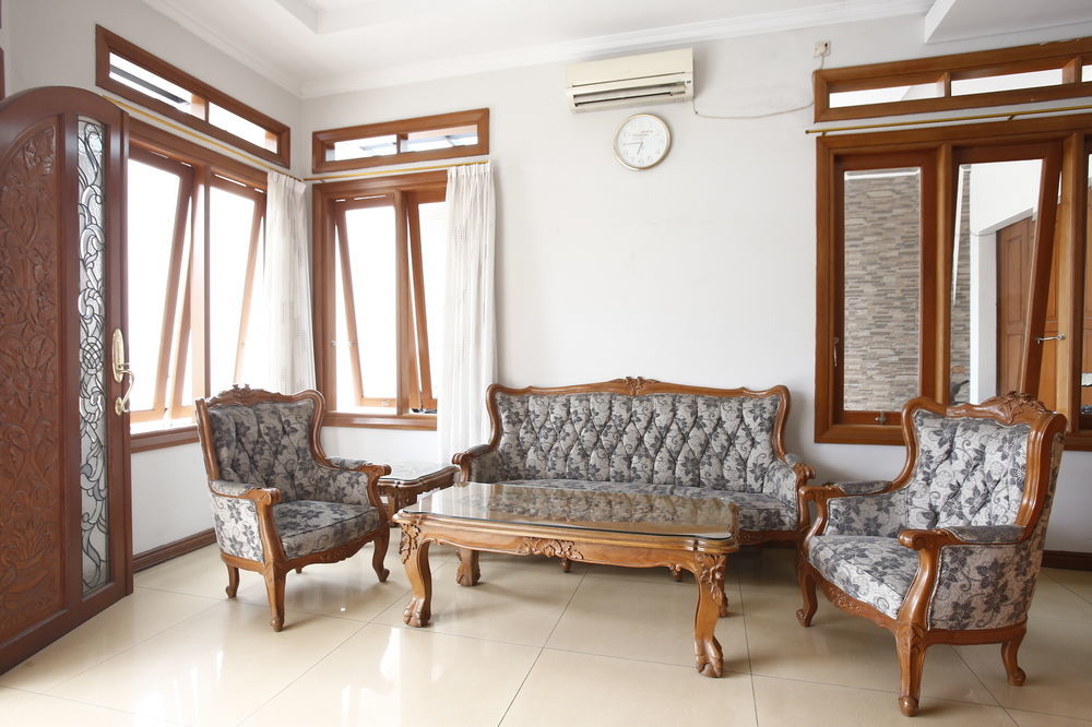 Reddoorz Plus Near Kelapa Dua Kebon Jeruk Giacarta Esterno foto