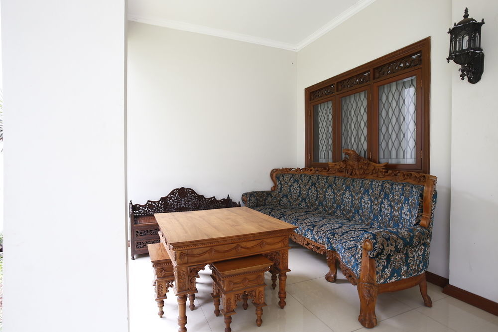 Reddoorz Plus Near Kelapa Dua Kebon Jeruk Giacarta Esterno foto