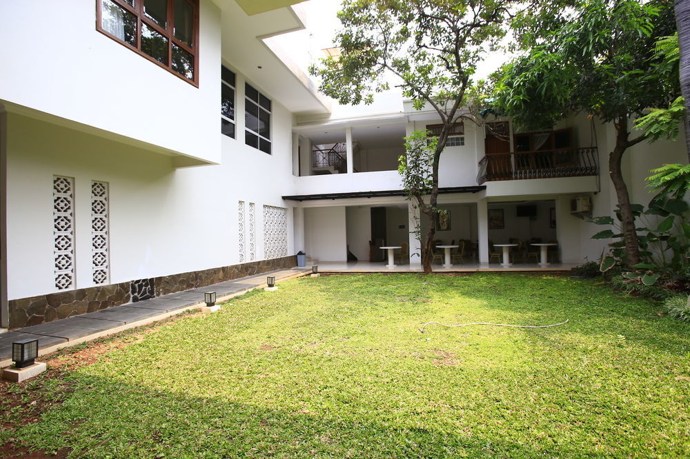 Reddoorz Plus Near Kelapa Dua Kebon Jeruk Giacarta Esterno foto
