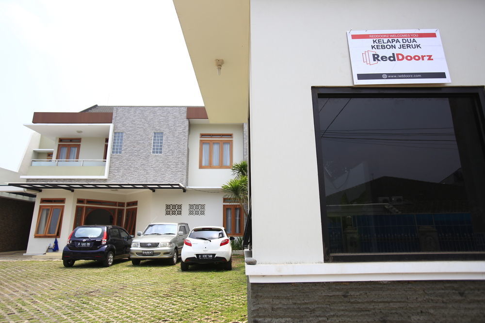 Reddoorz Plus Near Kelapa Dua Kebon Jeruk Giacarta Esterno foto
