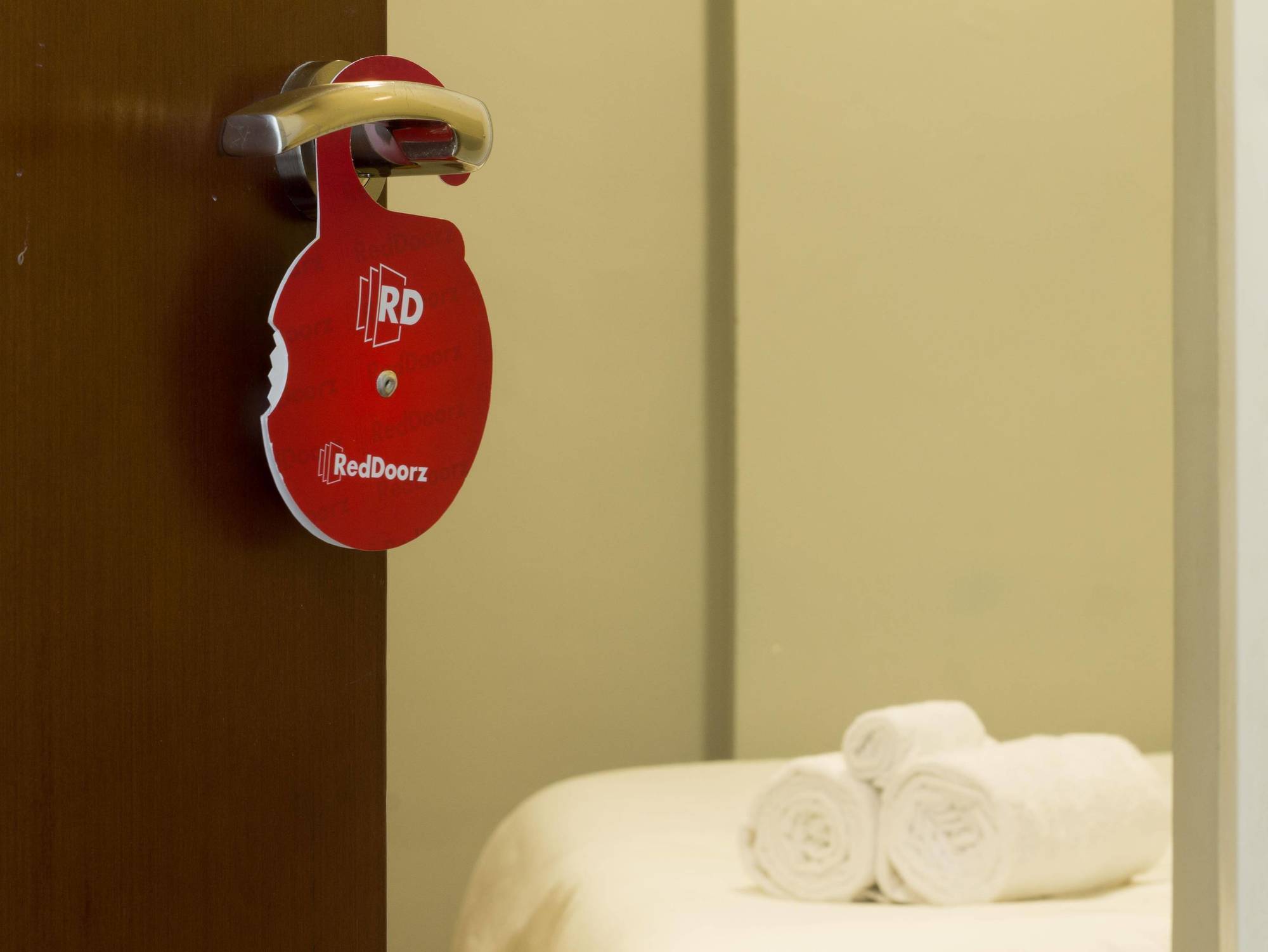 Reddoorz Plus Near Kelapa Dua Kebon Jeruk Giacarta Esterno foto