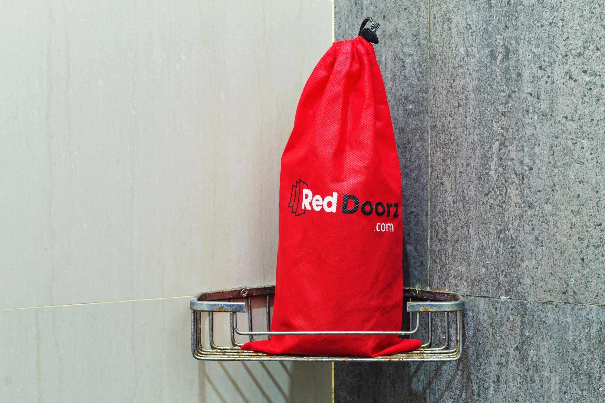 Reddoorz Plus Near Kelapa Dua Kebon Jeruk Giacarta Esterno foto