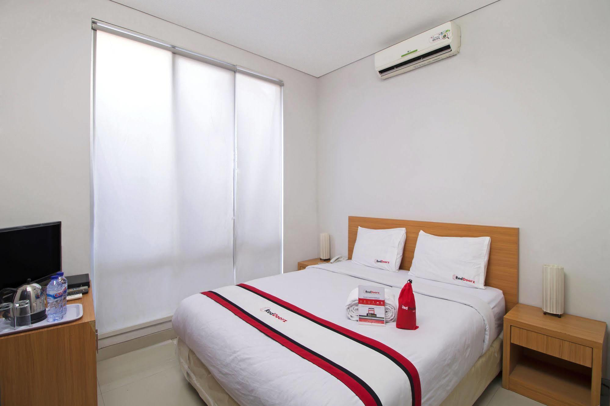 Reddoorz Plus Near Kelapa Dua Kebon Jeruk Giacarta Esterno foto