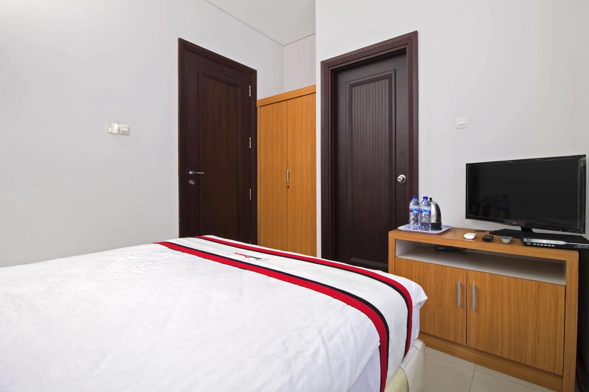 Reddoorz Plus Near Kelapa Dua Kebon Jeruk Giacarta Esterno foto