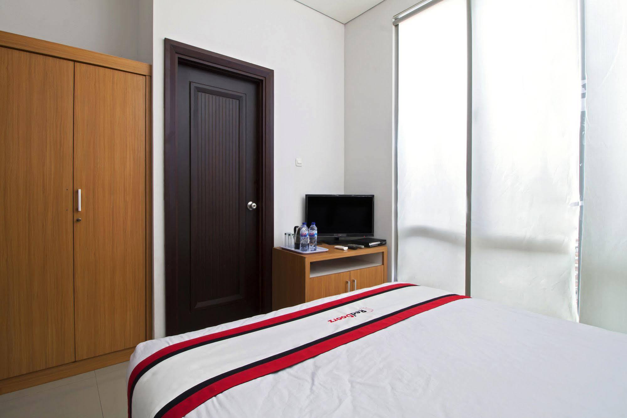 Reddoorz Plus Near Kelapa Dua Kebon Jeruk Giacarta Esterno foto
