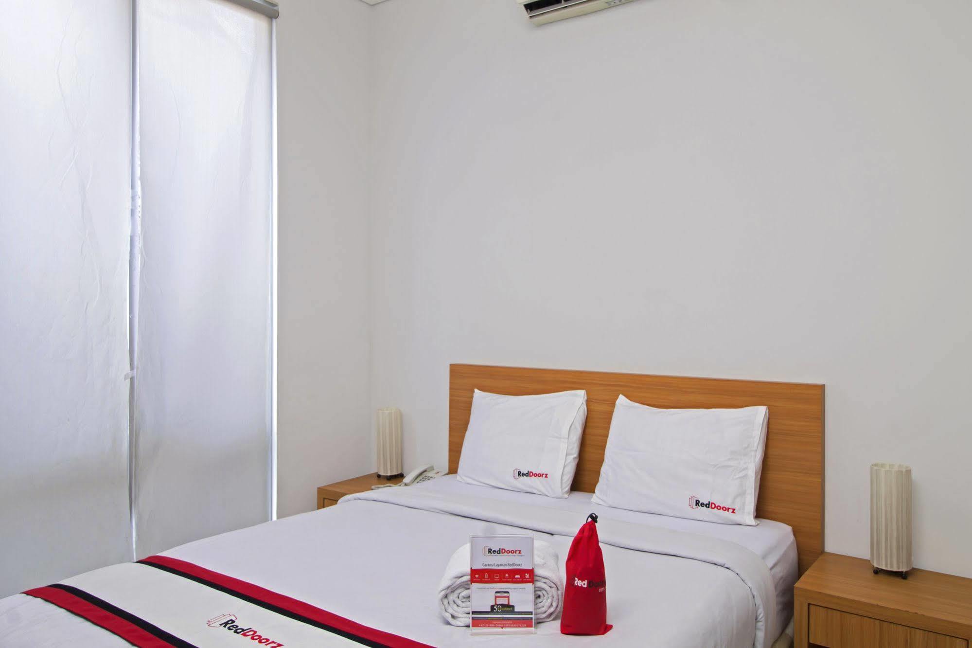 Reddoorz Plus Near Kelapa Dua Kebon Jeruk Giacarta Esterno foto