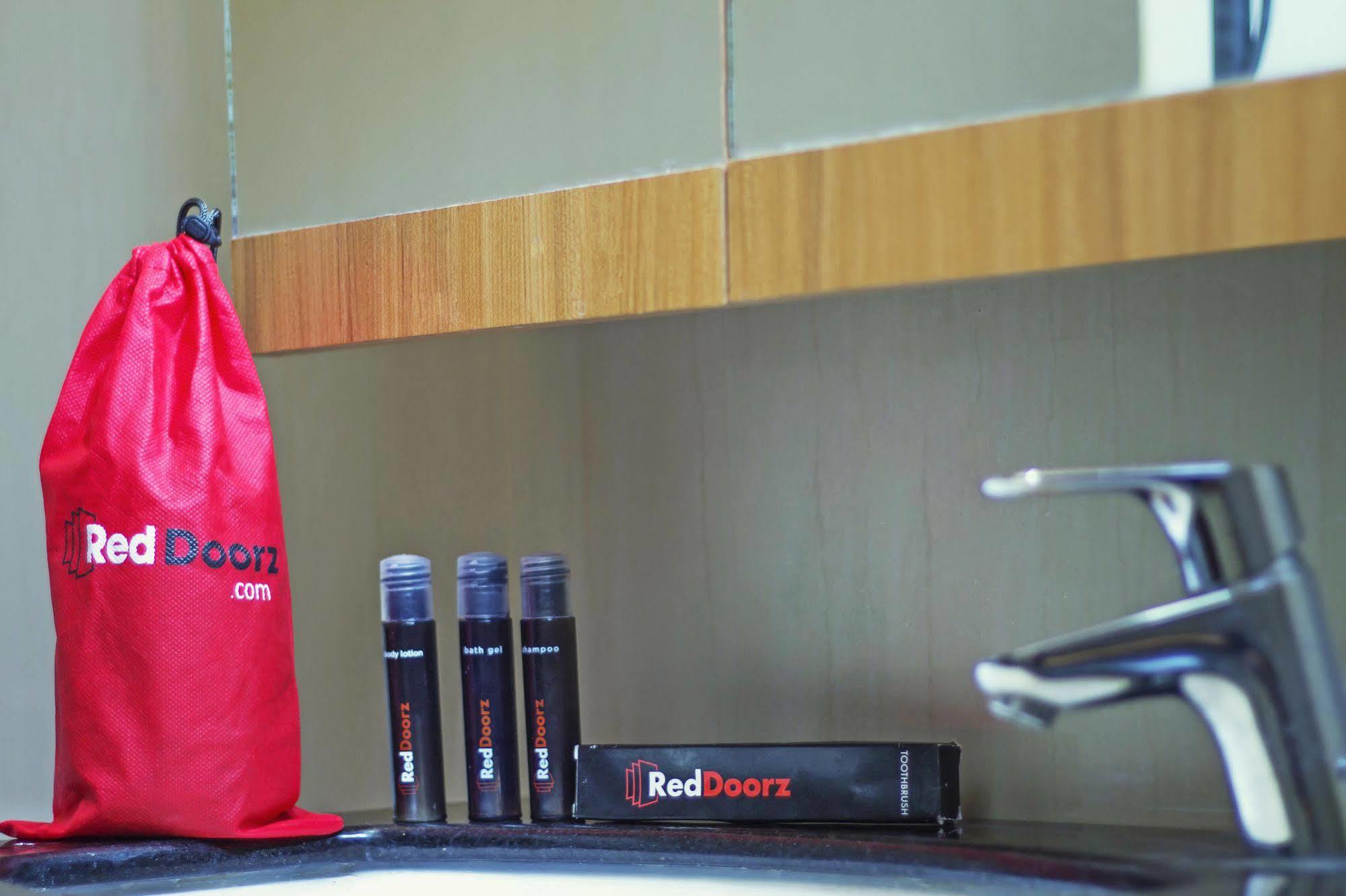 Reddoorz Plus Near Kelapa Dua Kebon Jeruk Giacarta Esterno foto